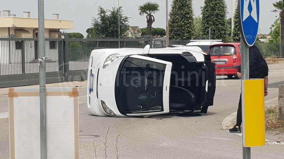 Incidente alla rotonda di via Macanno: auto si ribalta dopo carambola sul cordolo -