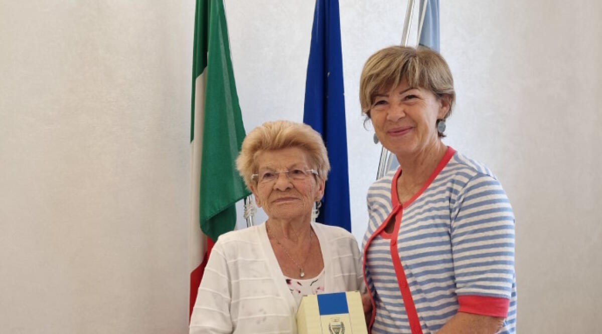 Compie 90 anni l’ambasciatrice di Riccione Edda Venturelli: gli auguri della sindaca Angelini - Edda Venturelli e la sindaca Daniela Angelini