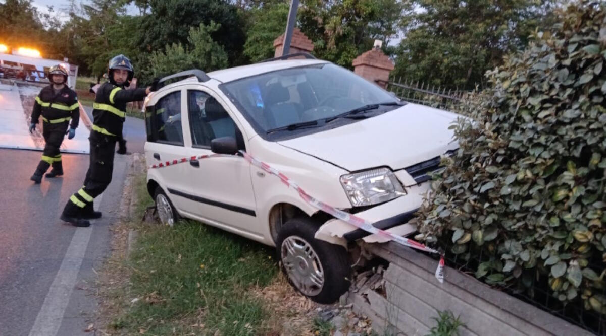 Incidente a Ponte Verucchio, perde il controllo dell'auto e si shianta contro un muretto - L'auto finita contro il muretto della siepe