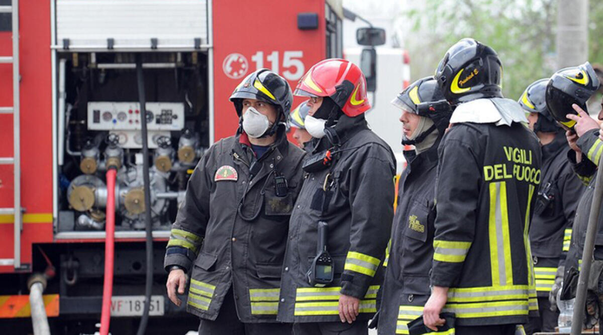 Scoppia incendio in hotel: oltre 100 clienti evacuati, tre dipendenti intossicati dal fumo - Foto Ansa