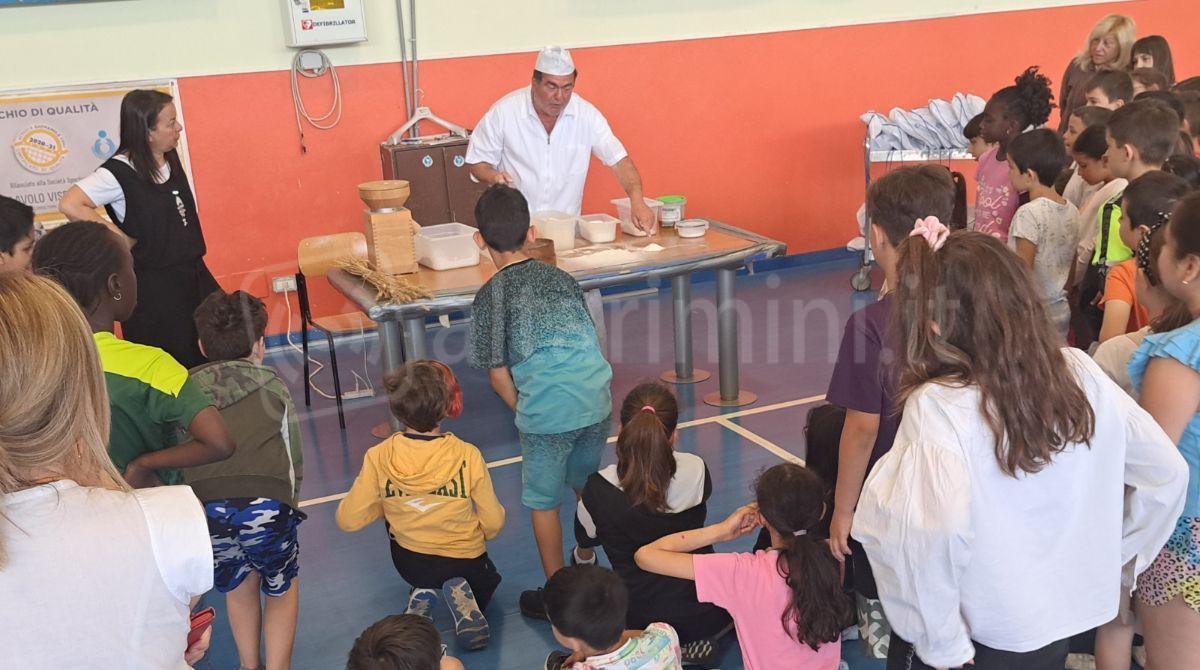 Panificatori a scuola: gli alunni di Viserba hanno incontrato Maurizio Urbinati - 