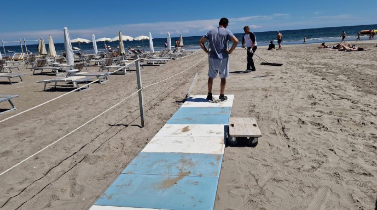 Riccione, spiaggia accessibile: pronte tutte le passerelle dai piazzali alla battigia - La passerella di Piazzale San Martino