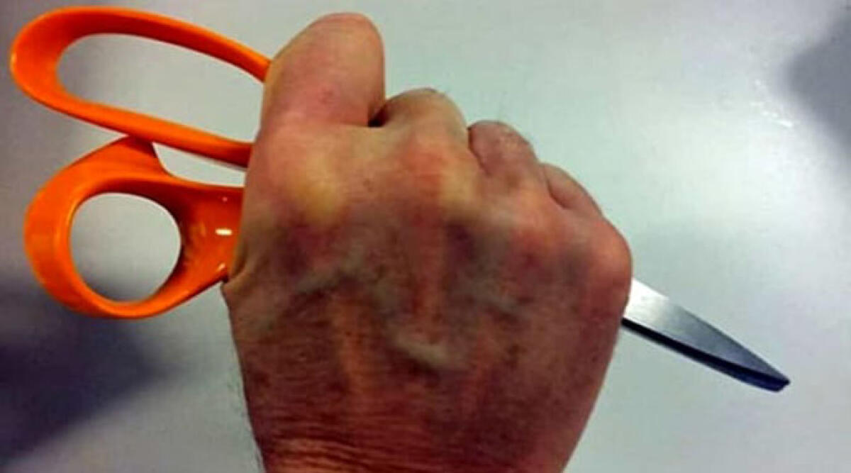 Massacra di botte il padre e cerca di accoltellarlo con le forbici: arrestato - Repertorio
