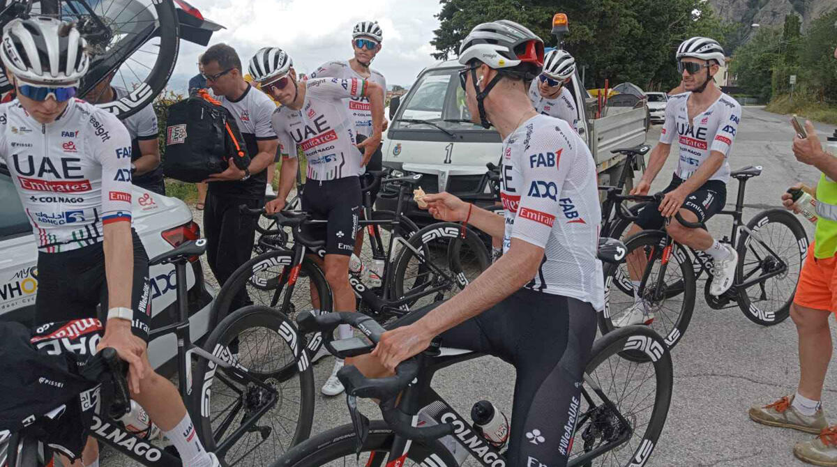 Pogacar, sorpresa in Valmarecchia: il campione del Giro d'Italia prova il percorso del Tour - I campioni della Uae Team Emirates alla Serra di Perticara