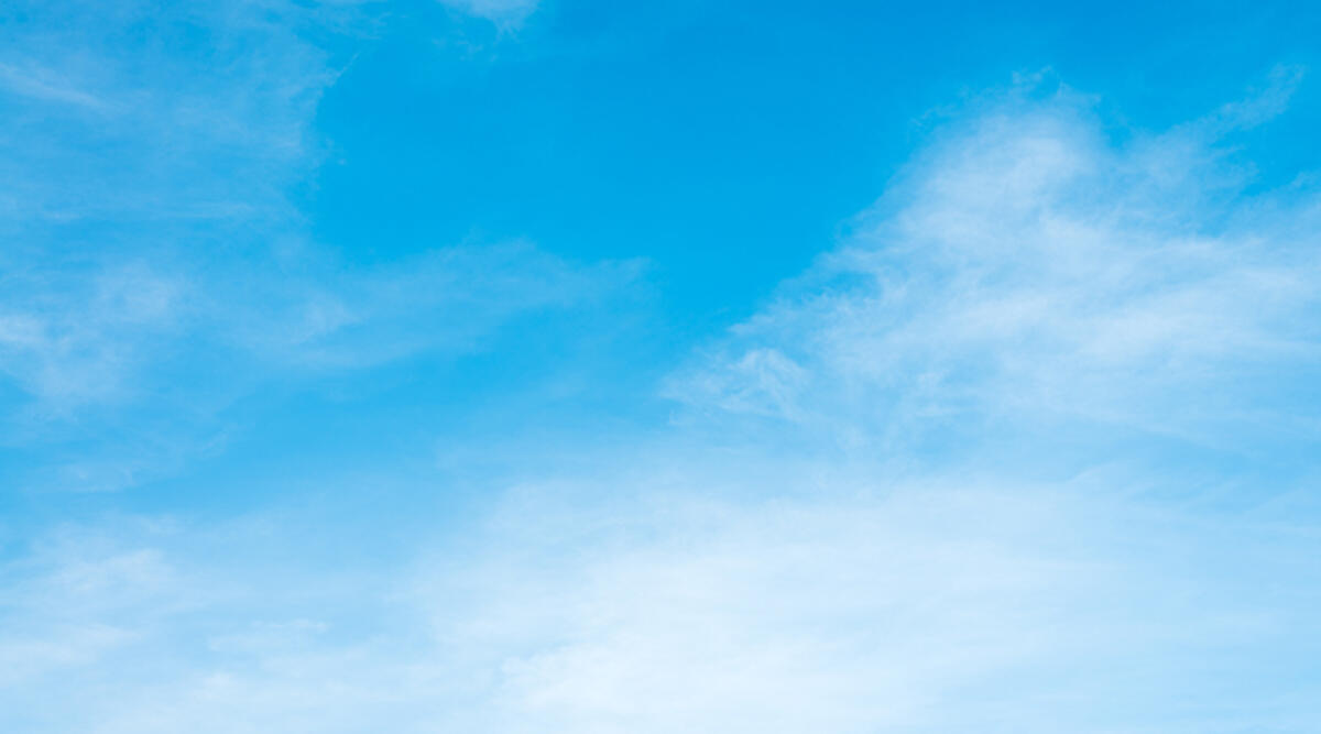 Ritorna il cielo azzurro, ma temporali in arrivo: allerta gialla per l'Emilia Romagna - Sunshine clouds sky during morning background. Blue,white pastel heaven,soft focus lens flare sunlight. Abstract blurred cyan gradient of peaceful nature. Open view out windows beautiful summer spring