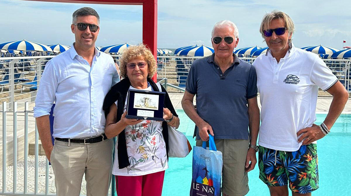 Fedele alla Regina: 50 anni di vacanze a Cattolica per il signor Bruno Fiammelli - La consegna della targa al signor Fiammelli