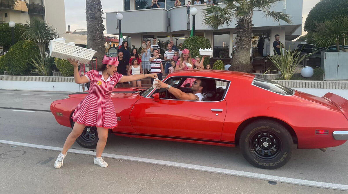 Sembra Miami, ma è Torre Pedrera: invasione di auto americane per l'East Coast Festival - Torre Pedrera East Coast Festival 2024