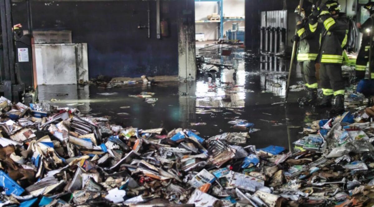 Tipografia a fuoco a Ravenna, cinque indagati, uno di loro è riccionese - La tipografia andata distrutta (foto web)
