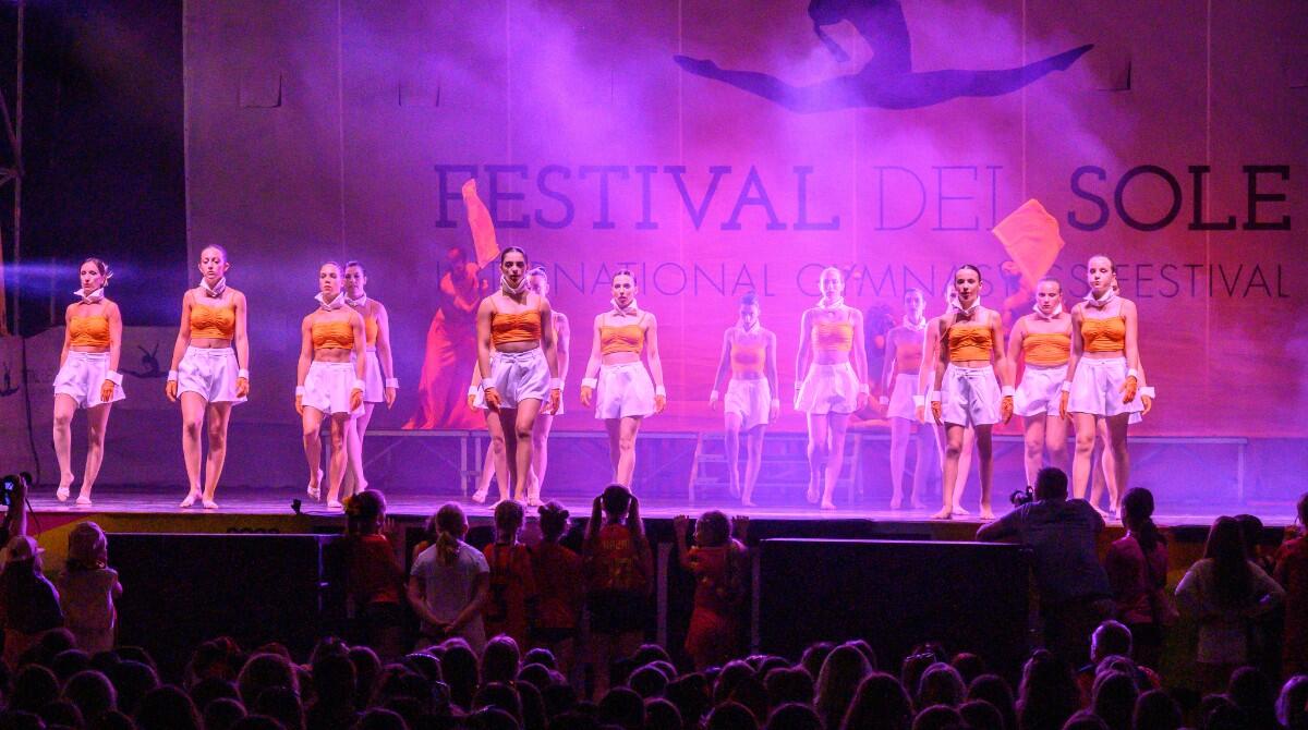 Al via il Festival del Sole: gran parata delle squadre e grande show di apertura in piazzale Roma - Festival del sole, Riccione