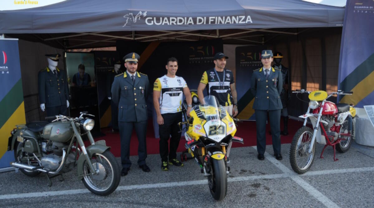 Alla Superbike di Misano la Guardia di Finanza presenta le proprie moto d’epoca - Iannone allo stand GdF