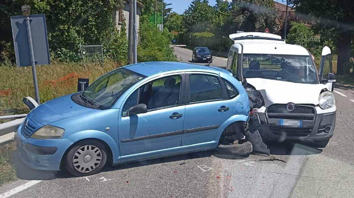 Furgoncino tampona auto, incidente sulla via Trasversale Marecchia -