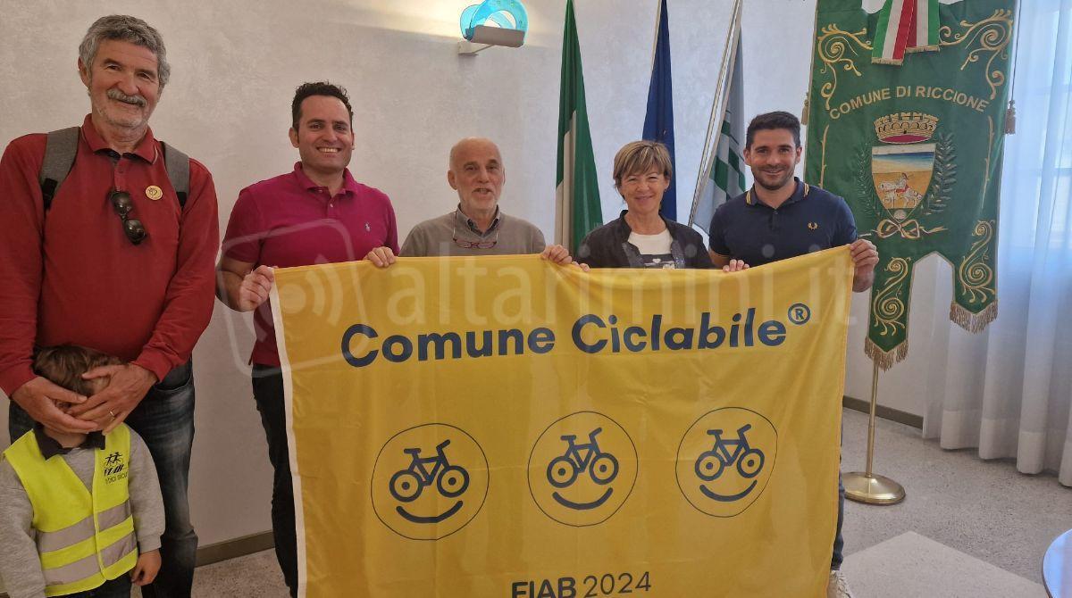 Riccione comune bike friendly: arriva la bandiera gialla di Fiab - Enzo Finocchiaro, Christian Andruccioli, Valerio Benelli, Daniela Angelini, Simone Imola