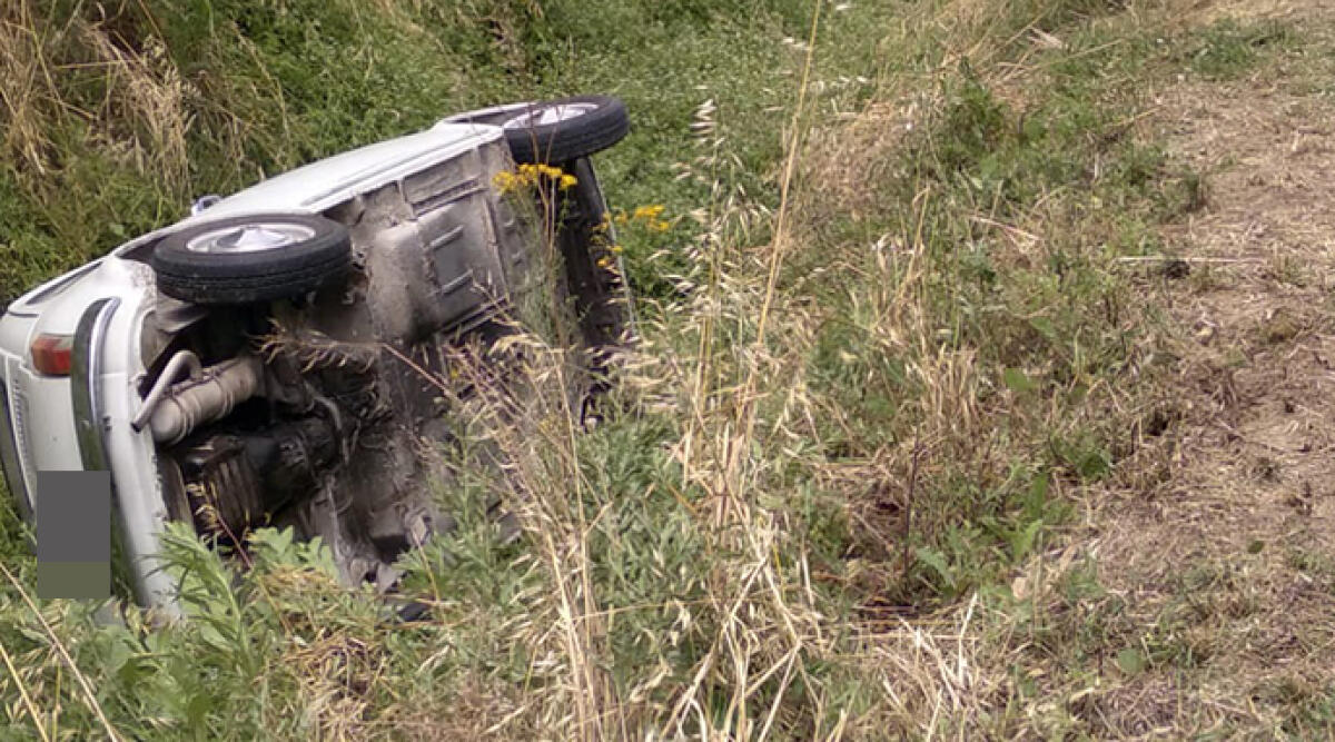 Poggio Berni: esce di strada e si ribalta su un tratto sterrato - L'auto finita nel fosso