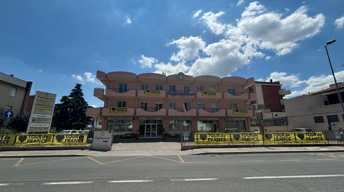 Tour de France: Confartigianato e le imprese della provincia si colorano di giallo - Confartigianato colorata di giallo