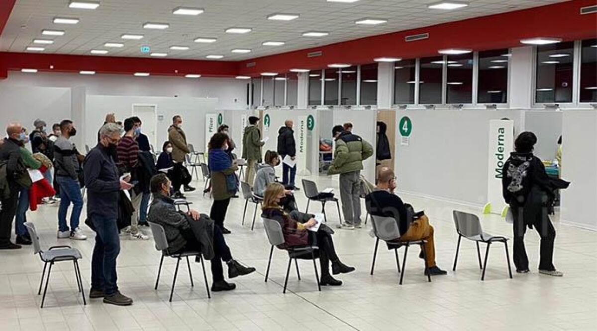 Ausl Rimini: l'ufficio Home Care e Tecnologie Domiciliari cambia sede - Persone in coda all'hub vaccinale di Rimini durante l'emergenza pandemica ARCHIVIO