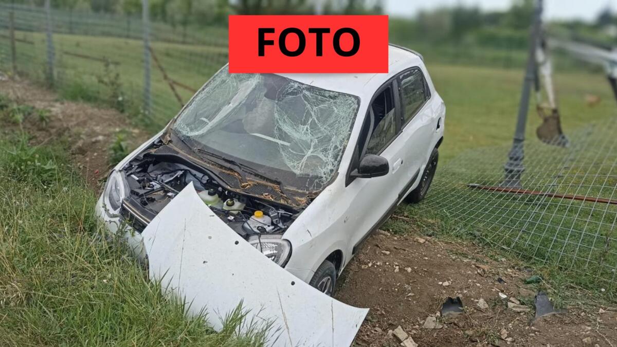 Perde il controllo dell'auto e finisce in un giardino: un ferito - L'auto finita fuori strada