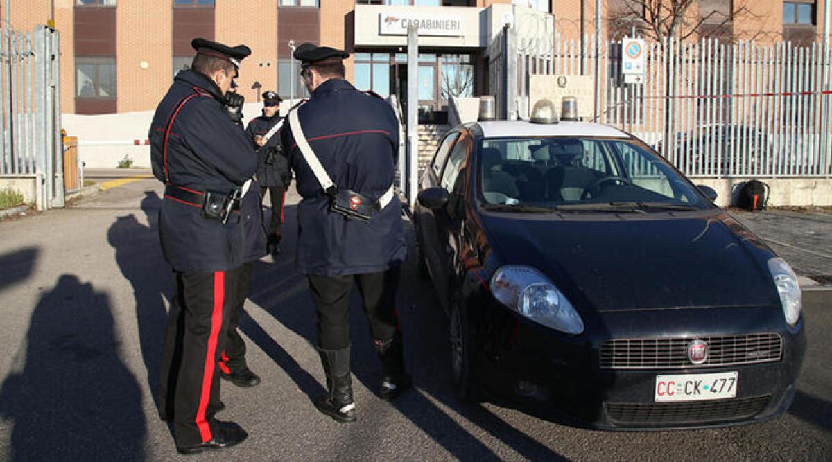La moglie morta nel furgone a Modena, il marito arrestato - La caserma del comando provinciale dei carabinieri di Modena dove un uomo si  presentato nella notte  con il cadavere della moglie, una donna di 41 anni, nell'auto. Si tratterebbe di un femminicidio e il responsabile sarebbe lo stesso marito della do