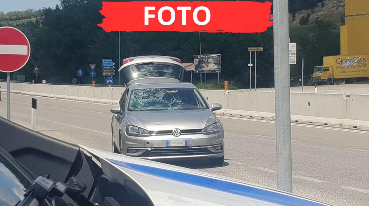 Incidente sulla Consolare: ciclista finisce contro parabrezza dell'auto - La Volkswagen coinvolta nell'incidente