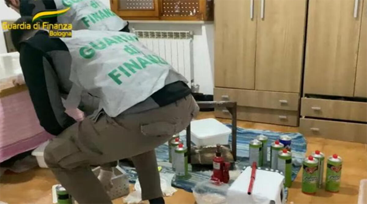 Fuga di gas fa scoprire deposito droga con 14 kg di cocaina nel modenese -