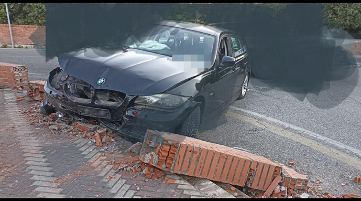 Perde il controllo dell'auto e butta giù un muretto -