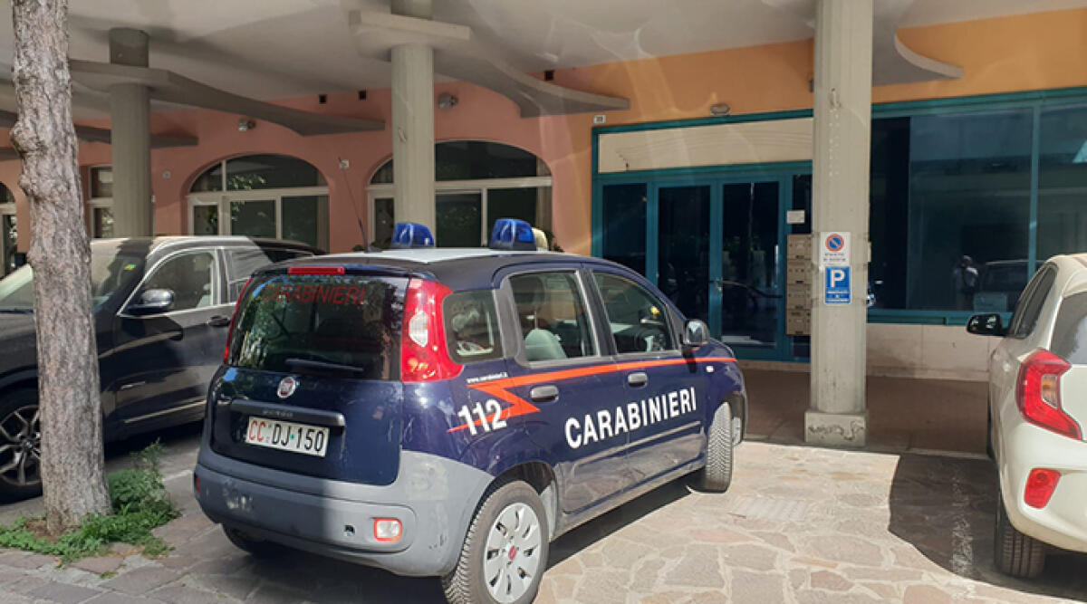 Bellaria Igea Marina: donna vola dal balcone di un residence. Indagini in corso - Il luogo dell'incidente
