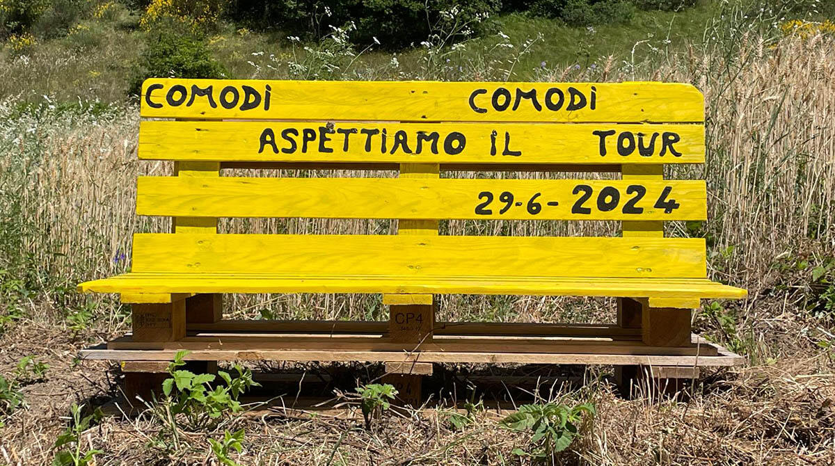 "Comodi, comodi, aspettiamo il Tour": conto alla rovescia per lo storico passaggio in Valmarecchia - La simpatica iniziativa sulle colline del Barbotto