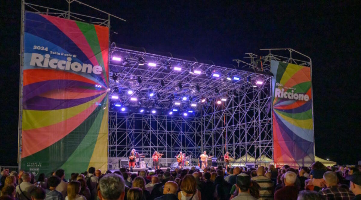 I Modena City Ramblers scatenano Riccione: migliaia di persone in piazzale Roma  - Il live dei Modena City Ramblers