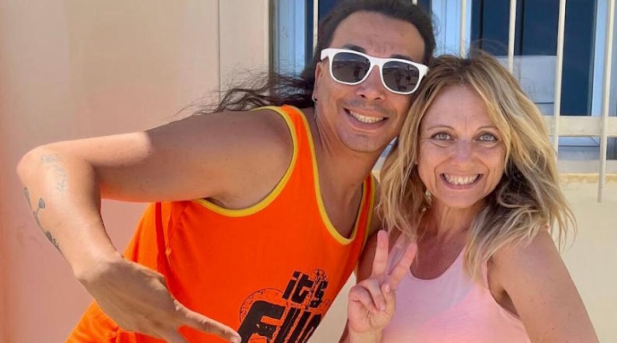 “È lei o non è lei?”: al Rimini Village la sosia di Giorgia Meloni star per una notte - Mr. Cubanito e la sosia di Giorgia Meloni (Dire)