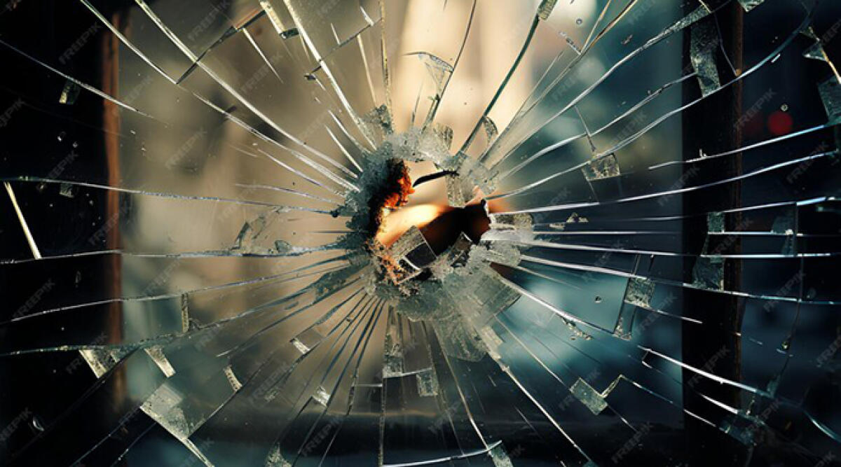 Agente libero dal servizio sorprende due ladri durante una spaccata e viene aggredito - Archivio