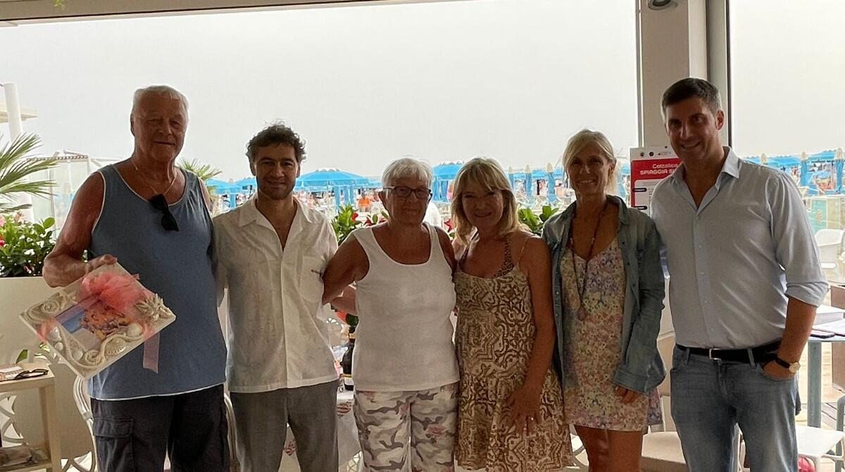 50 anni di vacanze a Cattolica: l'Amministrazione festeggia il turista bavarese - Consegna dell'omaggio a Gerhard Hupp