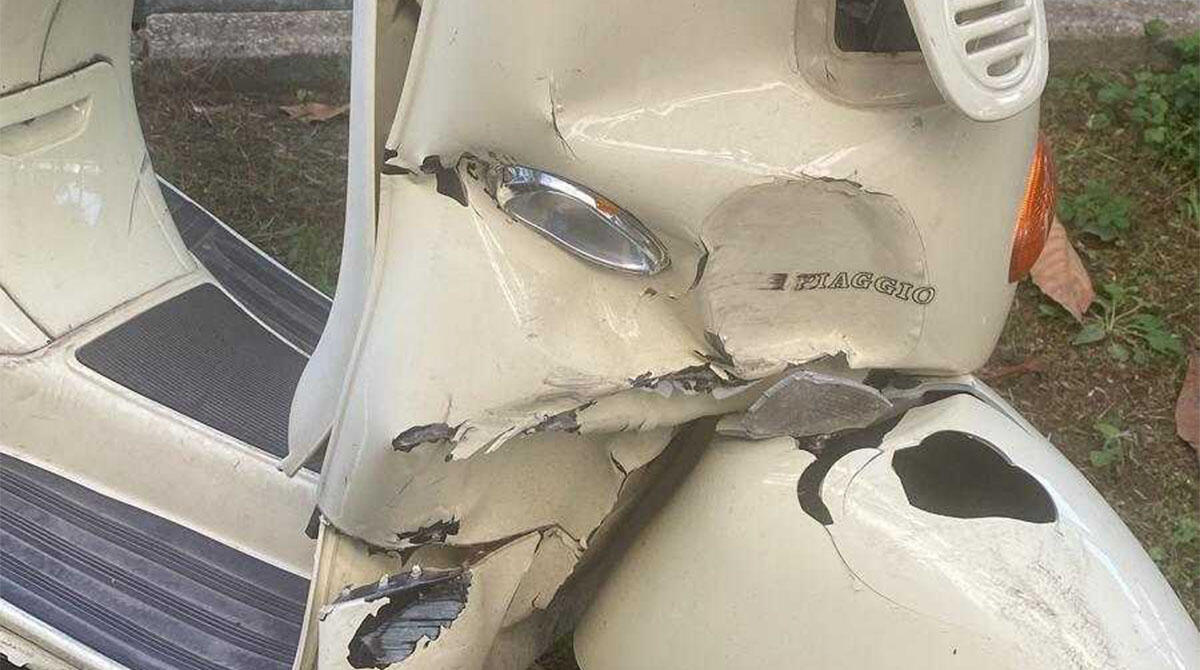 Grave dopo incidente in vespa, si cerca auto pirata: l'appello dei legali del giovane ferito - La vespa danneggiata