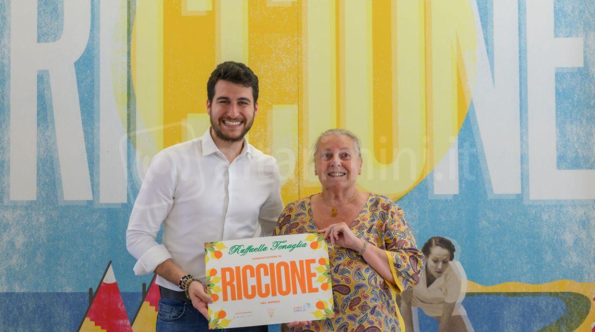 Da Varese in vacanza a Riccione da oltre 60 anni: Raffaella nuova ambasciatrice della Perla Verde - Assessore Mattia Guidi con Raffaella Tenaglia - Ph Casalboni