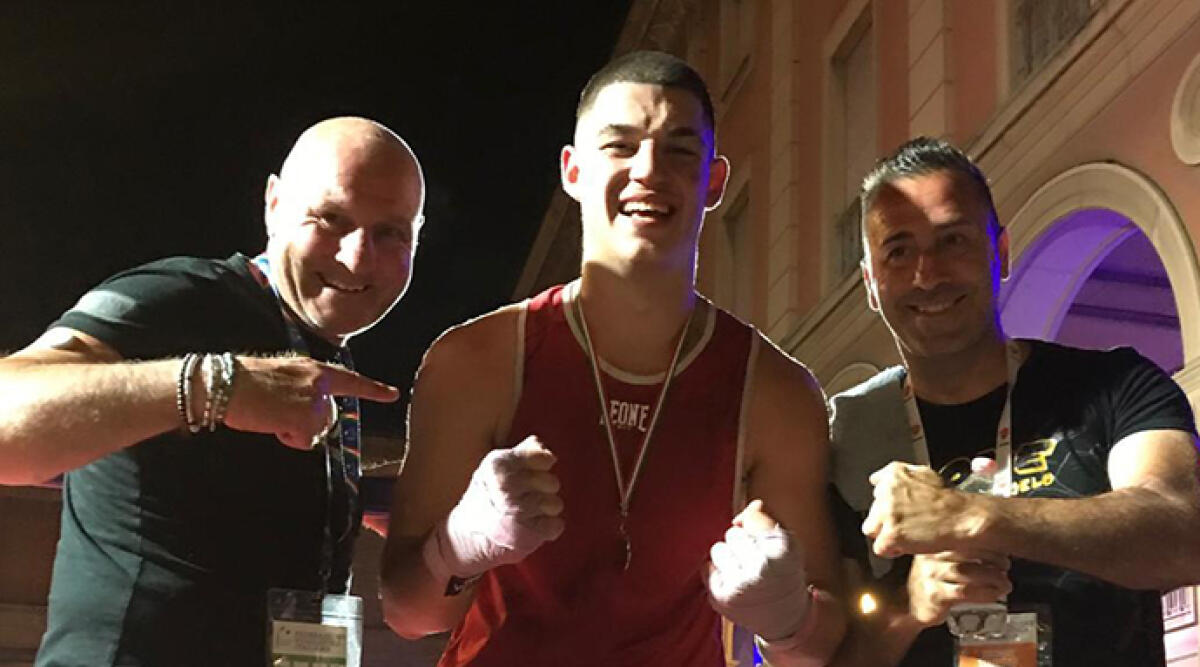 Grande successo per il 3° Memorial Matteo Scarpellini: Boxe Santarcangelo in piazza Ganganelli - Nella foto: Johnny Salaroli al termine del match con il maestro Tiziano Scarpellini e il tecnico Roberto Paradiso