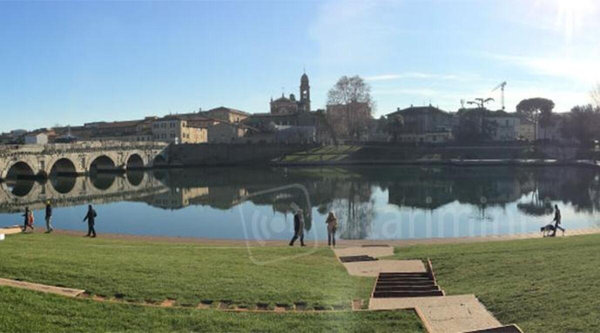 Torna la suggestiva cena in bianco sulla piazza dell'acqua del Ponte di Tiberio -