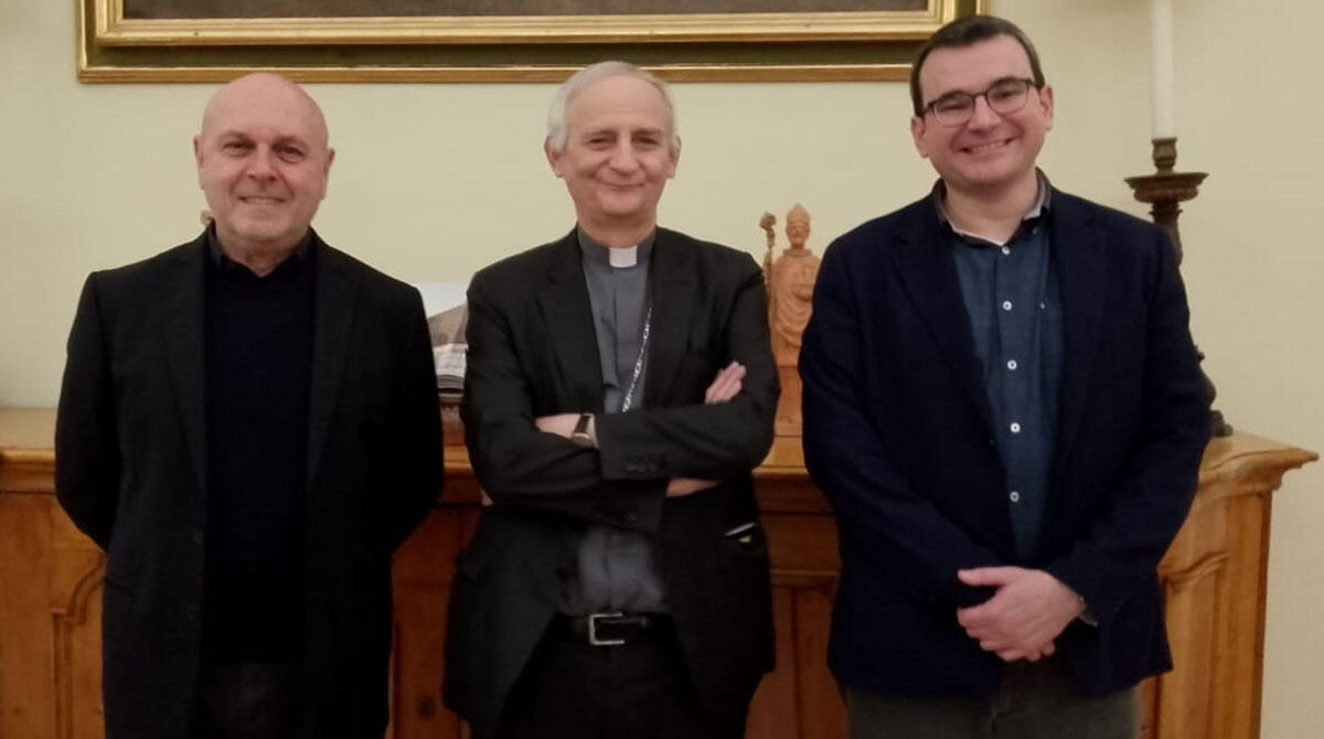 Padre Guglielmo: Carisma e Mistero. Troupe riminese per il biopic sul frate - Da sinistra: Roberto Vecchio, l'arcivescovo di Bologna Zuppi, Simone Ortolani