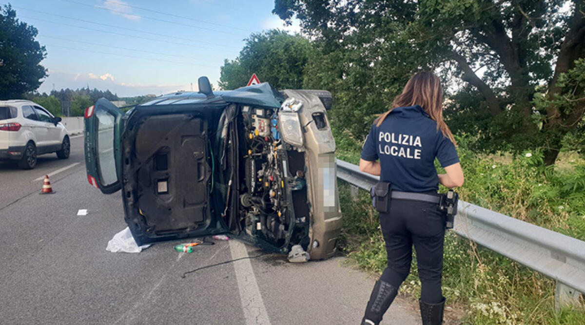 Auto si ribalta sulla Consolare Rimini San Marino: ferito conducente - L'auto distrutta dopo l'incidente