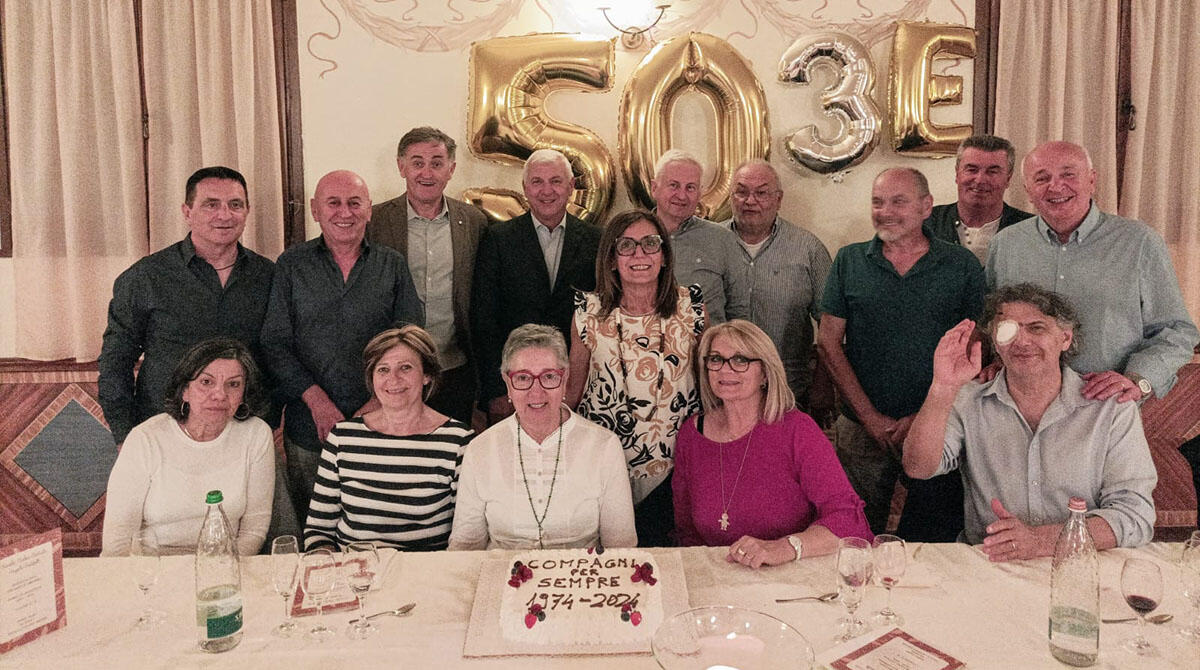 Compagni per sempre: si ritrovano dopo 50 anni. Festa per gli ex studenti della Battelli di Novafeltria - 3a E 1974 - Scuola "A.Battelli" Novafeltria