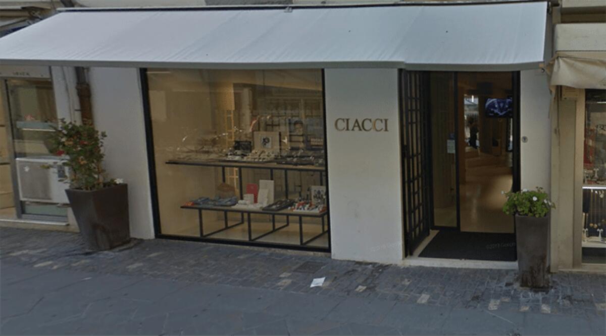 Giovani arrestati per rapina in gioielleria, genitori sconvolti - L'esterno della gioielleria Ciacci in via Garibaldi a Rimini