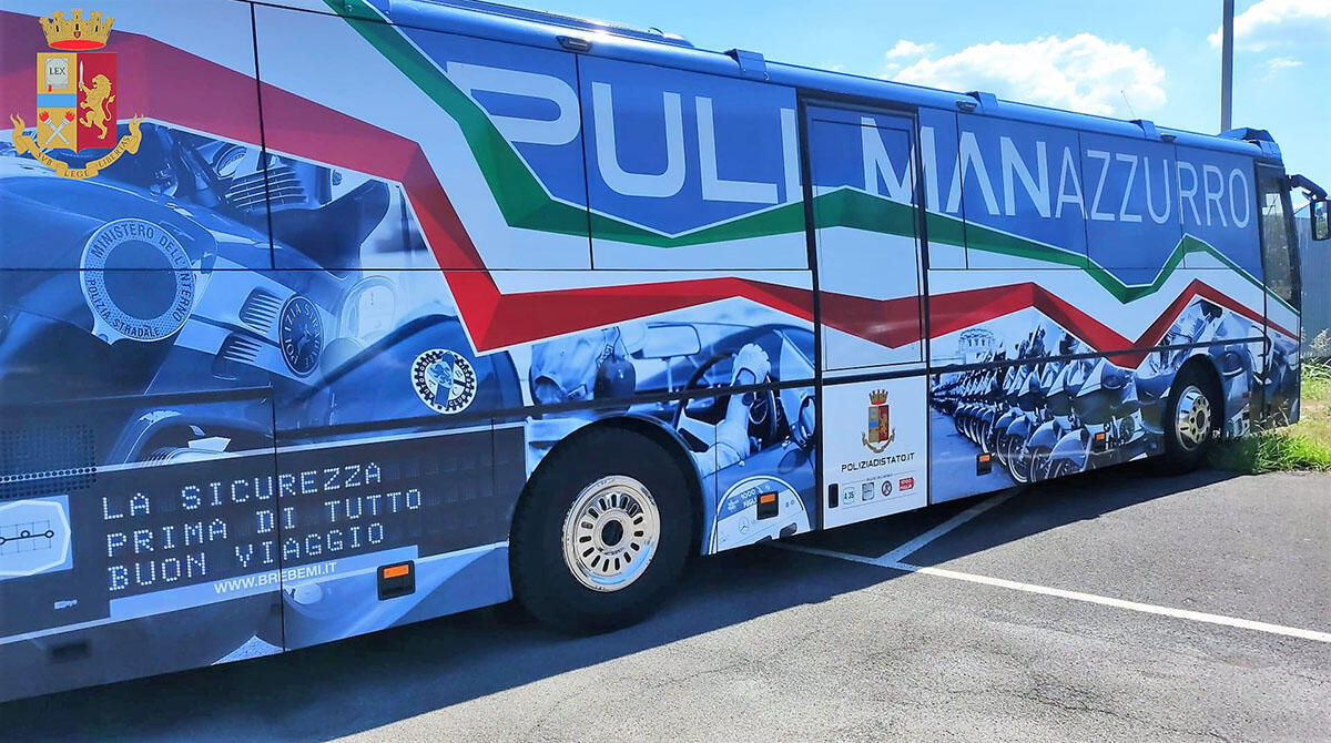 Estate sicura: la campagna della Polizia di Stato passa per Riccione - Pullman Azzurro Polizia di Stato