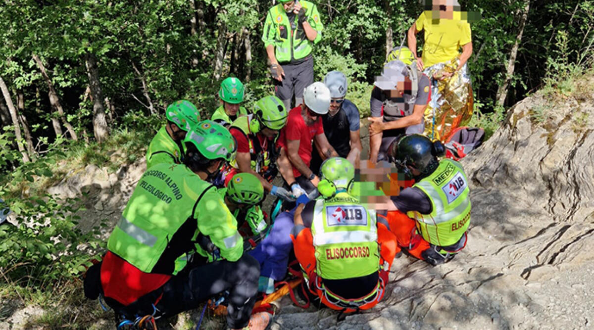 Due operazioni di soccorso simultanee sui sentieri dell'Appennino: feriti trasportati in elicottero - Intervento Bagno di Romagna