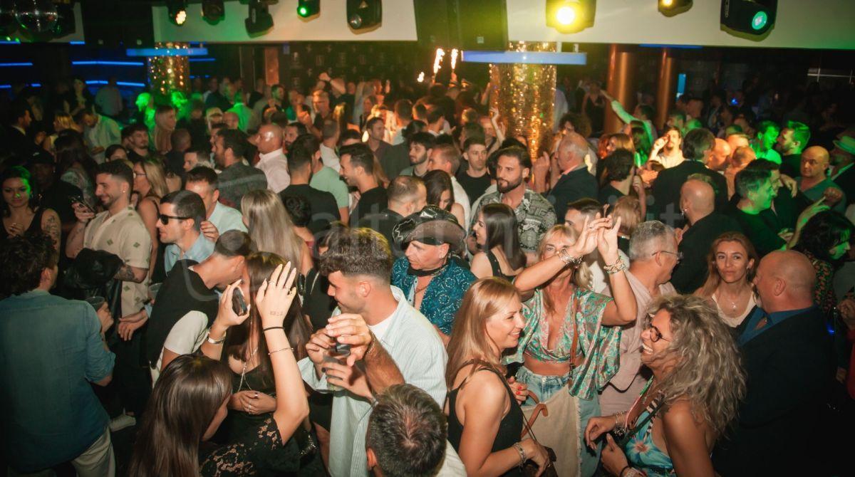 Glitter, anni 90 e musica latina: Frontemare si prepara ad un weekend luminoso -