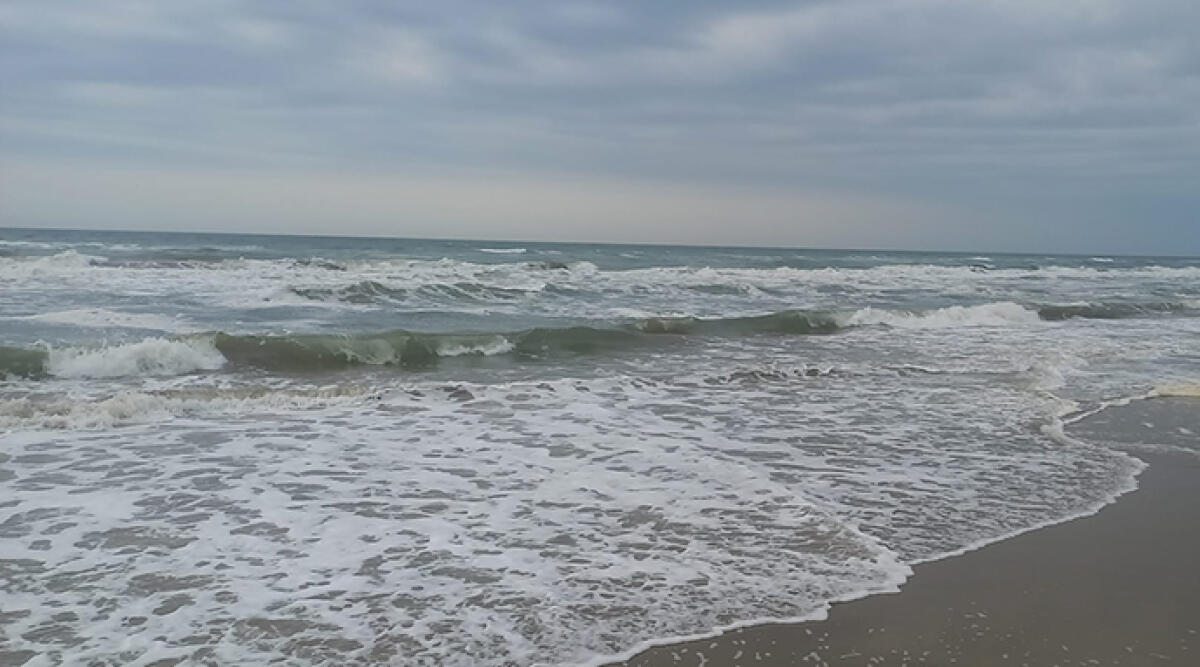 In difficoltà tra le onde, 12enne salvato a Riccione - Il mare mosso di oggi 24 giugno a Riccione