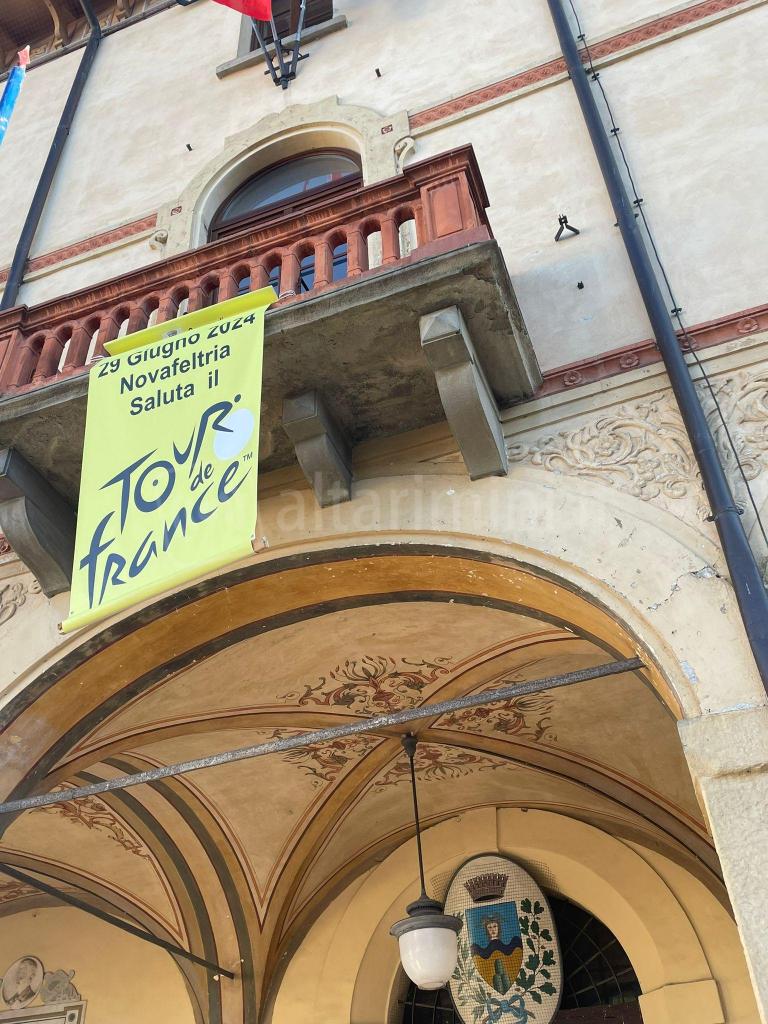 Lo striscione appeso sul terrazzo del Municipio di Novafeltria