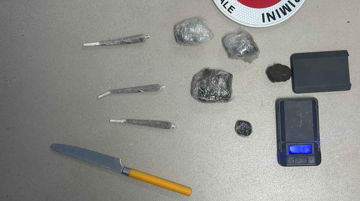 18enne fermato in zona Marina Centro: "Ho tre spinelli". Ma dalla perquisizione spunta un etto di droga -