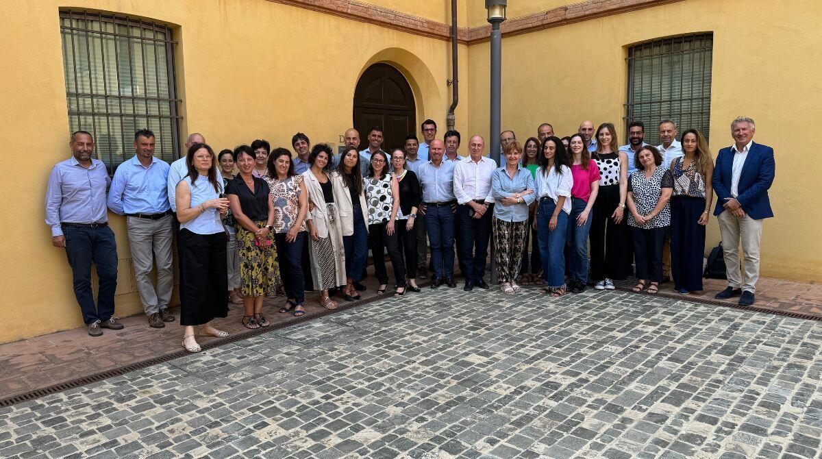 Dipendenti della banca diventano volontari: ferie usate per fare lavori nelle scuole di Rimini - 