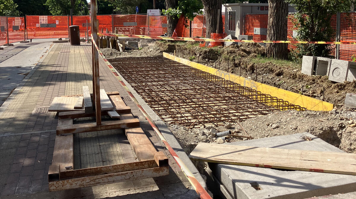 Stazione di ricarica autobus elettrici davanti all'Anfiteatro Romano: lo sdegno di Renzi - 