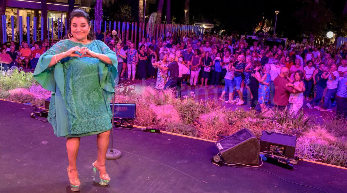 Riccione balla sulle note di Romagna Mia: successo per la festa in piazzale Ceccarini - Roberta Cappelletti - Ph Casalboni