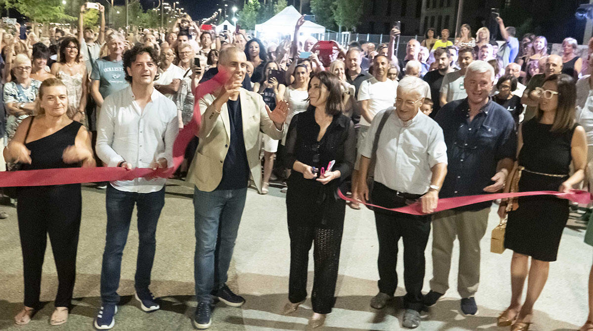 Inaugurato il nuovo tratto del Parco del Mare: che festa, oltre un migliaio di persone a Bellariva - Taglio del nastro per il nuovo tratto del Parco del mare a Bellariva (foto di R. Gallini)