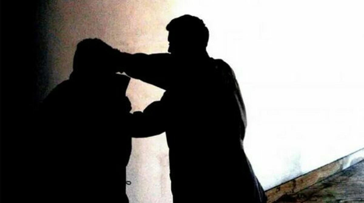 Coppia passeggia sul lungomare e viene aggredita per uno smartphone - Foto di repertorio