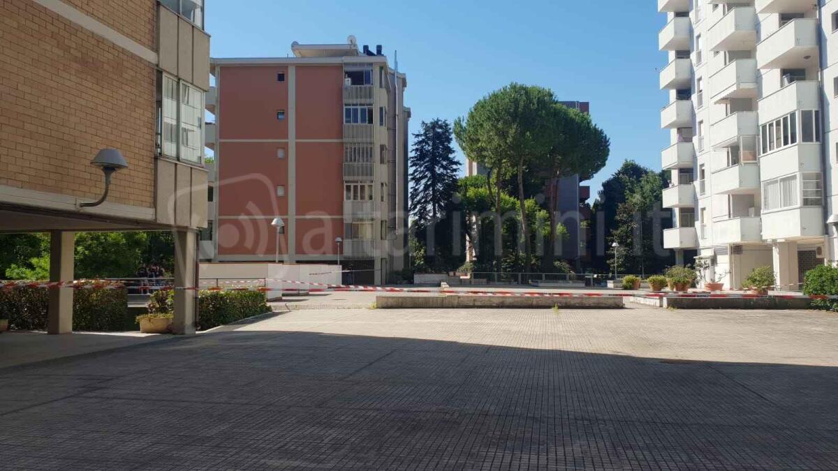 Si getta col figlio dal tetto del condominio, vicini increduli e disperati -